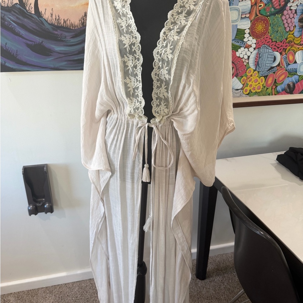 Elegant White Lace Trim Kimono